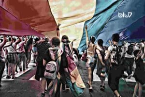 Gay Pride; bandiera; manifestanti;