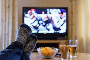 Binge; Watching; Tv: Birra; Patatine; Piedi sul tavolo;