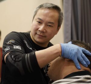 Chris Leong; chiropratico;