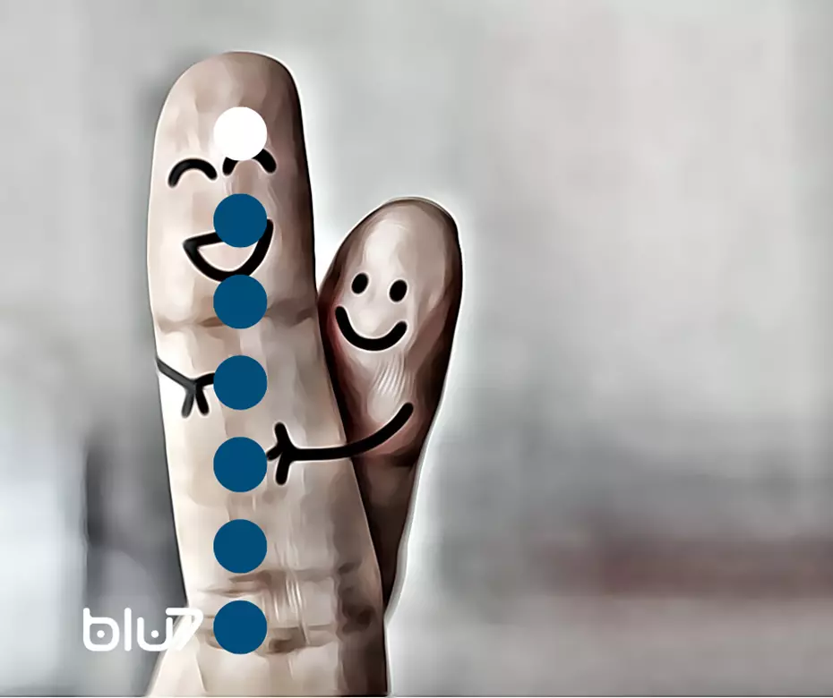 Abbraccio; due dita sorridenti con disegno;