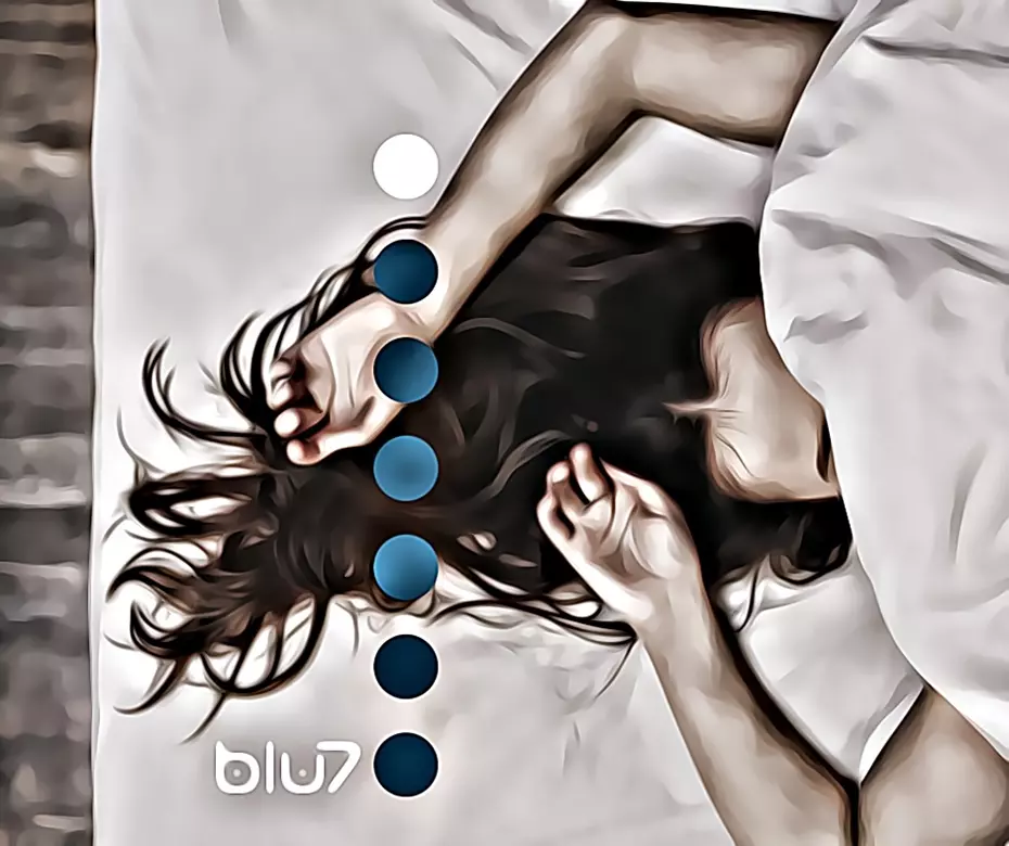Ragazza; sotto le coperte; dorme; sonno;